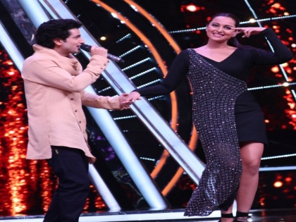 Sonakshi Sinha took oath on Indian Idol 10 set | इंडियन आयडल 10 च्या सेटवर सोनाक्षी सिन्हाने घेतली ही शपथ