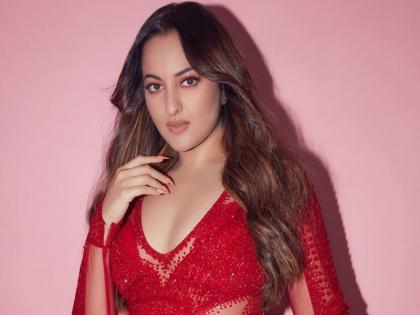 Court orders police to re-investigate complaint under Atrocity Act against Sonakshi Sinha | Sonakshi Sinha : सोनाक्षी सिन्हाच्या विरोधात अ‍ॅट्रीसिटी अंतर्गत फिर्याद, पोलिस फेर तपास करणार