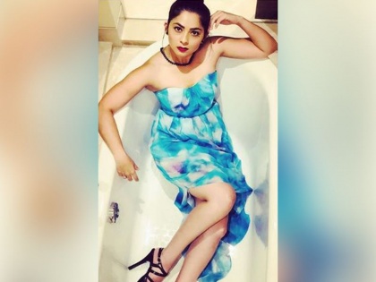 Sonali Kulkarni's Bathtub Pic Getting Viral on social media | सोनाली कुलकर्णी म्हणते “ये ‘टब’ की ‘बाथ’ है”,सोशल मीडियावर रंगल्या खुमासदार चर्चा !