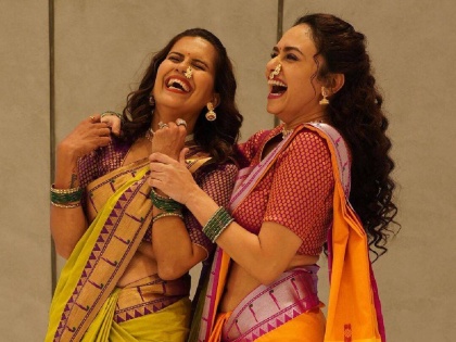 navratri 2021ashtami special actress amruta khanvilkar sonali khare dance videos | Video: बडी मुश्कील बाबा..! अमृता- सोनालीचे एक्स्प्रेशन्स पाहून चाहते घायाळ