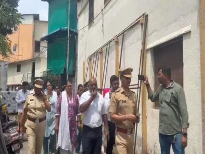 Case registered against 13 people who resisted police while detaining Sonali Andekar | Ayush komkar Case: सोनाली आंदेकरला ताब्यात घेताना पोलिसांशी हुज्जत घालणाऱ्या १३ जणांविरोधात गुन्हा दाखल