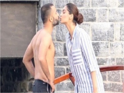 Love Is The Air: Sonam Kapoor-Anand Ahuja share passionate kiss in Italy | Love is in the Air : सोनम - आनंदने उघडपणे केला रोमान्स, पाहा Viral फोटो