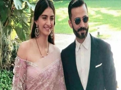 Sonam Kapoor on changing her name after marriage Anand has also changed his name but nobody wrote about that | कपल गोल्स! सोनमसाठी आनंद आहुजानेही लग्नानंतर बदललं आपलं नाव