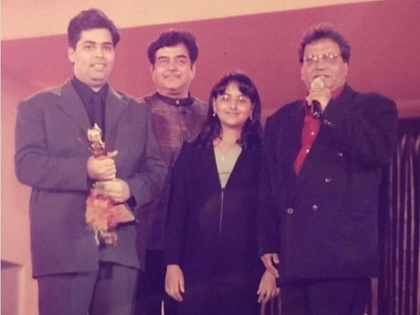 Sonakshi Sinha, Bollywood's Daddy director Karan Johar, gave the award to Sonakshi Sinha, two decades ago. | बॉलीवुडचा डॅडी दिग्दर्शक करण जोहरला चिमुकल्या सोनाक्षी सिन्हाने दिलेला पुरस्कार,२ दशकांपूर्वीच्या व्हिडीओत ओळखा पाहू सोनाक्षीला
