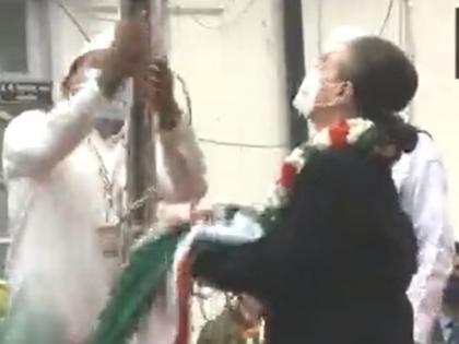 Congress flag falls from flagpole during anniversary hoisting, Sonia Gandhi grabs hand, video goes viral | वर्धापन दिनी ध्वजारोहणादरम्यान ध्वजस्तंभावरून पडला काँग्रेसचा झेंडा, सोनिया गांधींनी हातात झेलला, व्हिडीओ व्हायरल