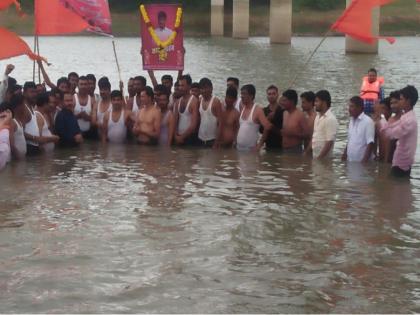 Movement in the Godavari river front for the Maratha reservation at Sonpeth | सोनपेठ येथे मराठा आरक्षणासाठी गोदावरी नदी पात्रात आंदोलन