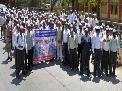 Demonstration of ex-servicemen in front of collector office for one rank one pension | वन रँक वन पेन्शनसाठी माजी सैनिकांची जिल्हाधिकारी कार्यालयासमोर निदर्शने