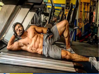 Fit Hai boss! Seeing Sonu Sood's toned body, fans went crazy, got more than 8 lakh Likes as soon as the photo was shared | फिट है बॉस ! सोनू सूदची पिळदार बॉडी पाहून, फॅन्स झाले क्रेझी, फोटो शेअर होताच मिळाले 8 लाखांहून अधिक Likes