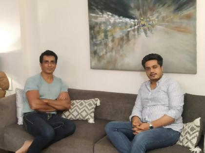 rohit pawar meets sonu sood the man who helped migrants go home safely during corona lockdown | ‘घर जाना हैं’... स्थलांतरितांच्या मदतीला धावणाऱ्या सोनू सूदच्या घरी जाऊन रोहित पवारांनी केलं कौतुक!