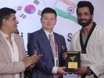 Sonu Sood got a doctorate in taekwondo | सोनू सूदला मिळाली तायक्‍वांदोमधील डॉक्टरेट पदवी