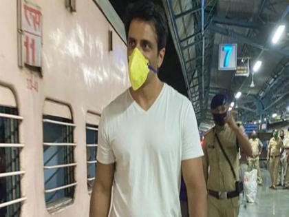 Sonu Sood was prevented from going to the platform by the RPF at Bandra station platform | 'मला काहीही फरक पडत नाही पण...'; वांद्रे स्थानकाच्या प्लॅटफॉर्मवर जाण्यास रोखल्यानंतर सोनू सूदची प्रतिक्रिया