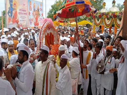 Shri Sant Sopan Kaka Palkhi received a warm welcome at Nir Nimgaon Chowk For the first time in history, the palkhi rested on the platform from the chariot | श्री संत सोपान काका पालखीचे निर निमगाव चौकात जंगी स्वागत; इतिहासात प्रथमच रथातून पालखी कट्ट्यावर विसावली