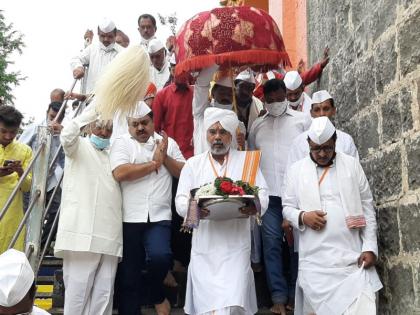 Saint Sopankaka Maharaj's go to Pandhari; in temple premises - flower showers by peoples | संत सोपानकाका महाराजांच्या पादुकांचे पंढरीकडे प्रस्थान; मंदिराच्या आवारात टाळ - मृदंगाचा गजर अन् भाविकांकडून पुष्पवृष्टी