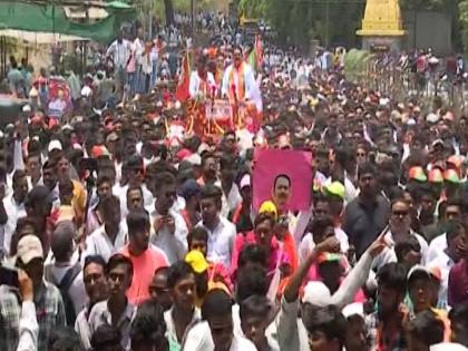 At Satara Udayanaraje Bhosle's victory rally, thieves stole six gold chains from the necks of activists. | उदयनराजेंच्या विजयी मिरवणुकीत कार्यकर्त्यांच्या गळ्यातील चेनवर डल्ला