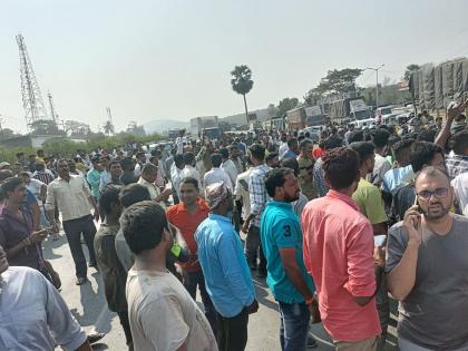 Protests by heavy vehicle drivers near Kalamboli Circle; The highway was blocked | कळंबोली सर्कल जवळ अवजड वाहन चालकांची निदर्शने; महामार्ग रोखून धरला 