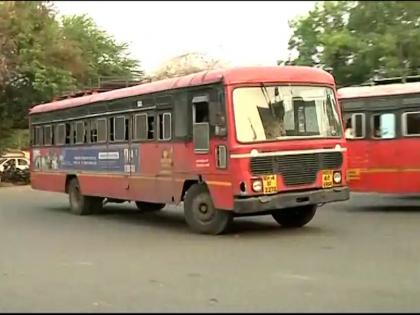 ST bus going from Solapur to Gulbarga were stopped at the border by the Kannada police | सोलापुरातून गुलबर्ग्याकडे जाणाऱ्या एसटी गाड्यांना कन्नड पोलिसांनी सीमेवर रोखले