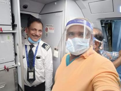 BJP MP & former civil aviation minister Rajiv Pratap Rudy captained flight of pune to delhi | ...अन् माजी केंद्रीय मंत्री राजीव प्रताप रुडी विमान चालवत होते; शिवसेना नेत्याला बसला सुखद धक्का