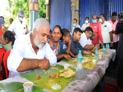 Tamilnadu Minister has temple meal with Narikurava woman who was denied food in temple | मंदिरात महिलेला जेवणापासून रोखलं; मंत्र्यांना कळताच सोबत बसवून सन्मानित केलं