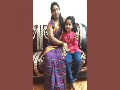 Nashik Woman commits suicide with little girl after her father died due to Corona | मम्मा, चल आपणही पप्पांसारखे तारा होऊ अन्..; लहानग्या मुलीसह महिलेची आत्महत्या