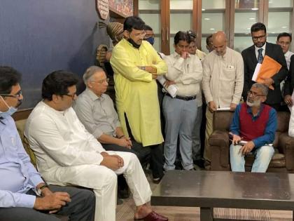 ST Workers Delegation meet MNS Raj Thackeray for ST employee strike issue | बारामतीहून पहाटे ३.३० वाजता निघाले अन् एसटी कर्मचाऱ्यांचे प्रश्न घेऊन ‘राजदरबारी’ पोहचले