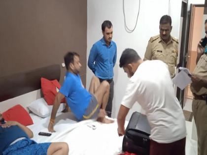 In front of property dealer Manish Gupta's pre-murder photo; 6 policemen suspended, three charged | प्रॉपर्टी डीलर मनिष गुप्ताचे हत्येपूर्वीचे फोटो समोर; ६ पोलीस निलंबित तर तिघांवर गुन्हा दाखल