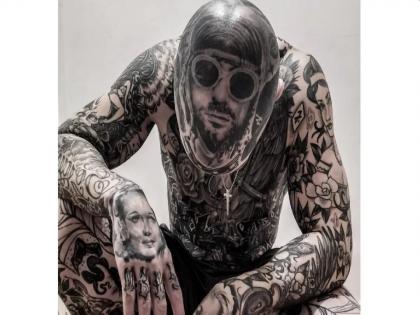 Young man claimed job offers from 7 places in one week due to have thousands of tattoos on his body | बाबो! युवकानं शरीरावर ‘असं’ काय केलं; एका आठवड्यात मिळाली ७ कंपन्याची जॉब ऑफर