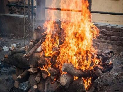 Wife dies of heart attack; husband jumped into the burning at the funeral | ह्दयविकाराच्या झटक्यानं पत्नीचा मृत्यू; विरह सहन न झाल्यानं अंत्यसंस्कारावेळी पतीची जळत्या चितेत उडी