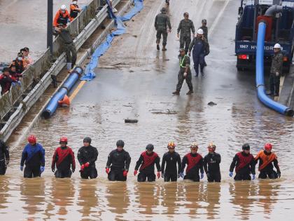 south korea flood toll rises to 39 president vows support for rescue operations | दक्षिण कोरियात मुसळधार पावसाचा कहर, पुरामुळे आतापर्यंत ३९ जणांचा मृत्यू