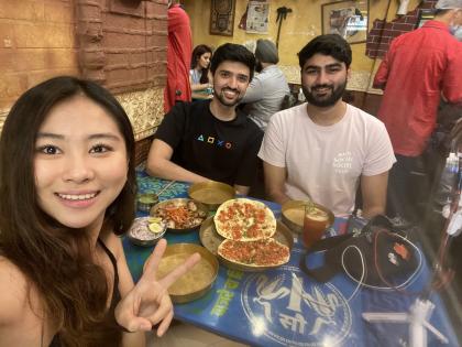 Korean YouTuber Goes on Lunch with Helping Youths; Also shared the video | मदत करणाऱ्या तरुणांसोबत कोरियन यूट्यूबर गेली लंच वर; व्हिडिओही शेअर केला...