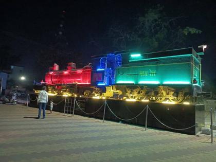 Celebrating 'World Heritage Day' by Railways; Railway station historical coach, lighting on the engine | रेल्वेकडून 'विश्व धरोहर दिवस' साजरा; रेल्वेस्थानक ऐतिहासिक कोच, इंजिनवर रोषणाई