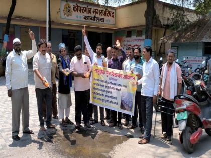 People did a unique movement in Kopargaon; Collective symbolic urination in the city council premises | कोपरगावात लोकांनी केले अनोखं आंदोलन; नगर परिषदेच्या आवारात सामूहिकरित्या प्रतिकात्मक मूत्र विसर्जन