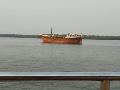 Suspicious ship in Vijaydurg sea, Pakistani citizens on board? | विजयदूर्ग समुद्रात संशयास्पद जहाज, जहाजावर पाकिस्तानी नागरिक?