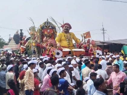 Chitraratha of Maharashtra is welcomed in Saptashringi fort with jubilation | महाराष्ट्राच्या चित्ररथावर फुलांचा वर्षाव; ग्रामस्थांनी काढली जल्लोषात मिरवणूक