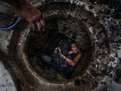 Went to clean the toilet tank and four members of the same family died in Uttar Pradesh | हृदयद्रावक! शौचालयाची टाकी साफ करण्यासाठी गेले अन् एकाच कुटुंबातील चौघे दगावले