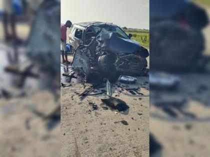 A truck and a car accident in Latur, 4 People died | देवदर्शनावरुन घरी परतणाऱ्या कुटुंबावर काळाचा घाला; वडिलांसह चिमुकली ठार