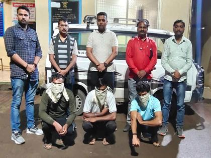 Came from a car and fled with a mobile phone; Police caught 3 thieves | कारमधून आले अन् मोबाईल घेऊन पसार झाले; पोलिसांनी ३ चोरांना पडकले