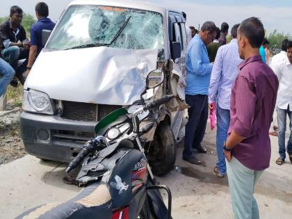 In Latur, Horrible accident involving a speeding van and a two-wheeler on their way to a wedding, 3 serious | लग्नाला निघालेल्या भरधाव व्हॅन आणि दुचाकीचा भीषण अपघात, ३ गंभीर