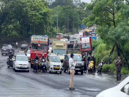 Stopping the traffic on the Thane-Ghodbunder road and filling the potholes | ठाणे-घोडबंदर रस्त्यावर वाहतूक थांबवून रस्त्यावरील खड्डे बुजवण्याचं काम