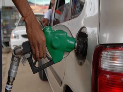 Petrol cheaper by Rs 40 in Pakistan; Great relief to people, how much is the rate? | पाकिस्तानात तब्बल ४० रुपयांनी पेट्रोल स्वस्त; लोकांना मोठा दिलासा, किती आहे दर?