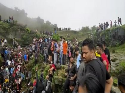 Rushing to the forts in the pouring rain? People, be careful! | भर पावसात किल्ल्यांवर गर्दी करताय? लोकहो, सावध व्हा ! 