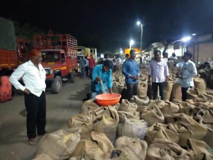 Latur: Arrival of ten thousand quintals of soybeans in the market committee at Ausa | Latur: औसा येथील बाजार समितीत दहा हजार क्विंटल सोयाबीनची आवक