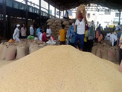 Fear of untimely rain; farmers not sell soyabean, The arrival of soybeans has down in Mondha | अवकाळीची धास्ती; थप्पी बाहेर काढलीच नाही, मोंढ्यात सोयाबीनची आवक थंडावली!