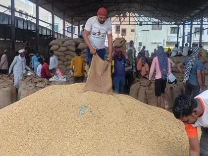 In Diwali time farmers are in financial crisis; Purchase of agricultural produce at less than guaranteed price | ऐन दिवाळीत बळीराजा आर्थिक संकटात; हमीभावापेक्षा कमी दराने शेतमालाची खरेदी