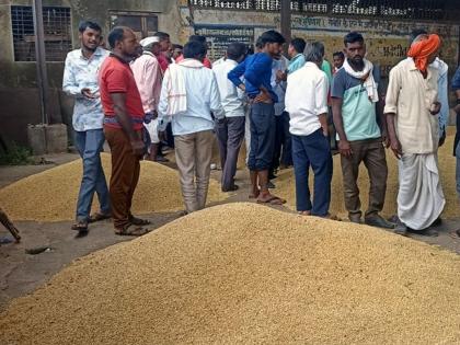 On the eve of Diwali, the price of soyabeans decreased, on the other hand, the prices of edible oil flared up | ऐन दिवाळीच्या तोंडावर सोयाबीनच्या दरात घट, दुसरीकडे खाद्यतेलाचे भाव भडकले