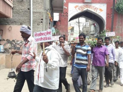 The death of soya bean trees at Wadegaon! | वाडेगाव येथे सोयाबीनच्या झाडांची काढली प्रेतयात्रा! The death of soya bean trees at Wadegaon! | वाडेगाव येथे सोयाबीनच्या झाडांची काढली प्रेतयात्रा!