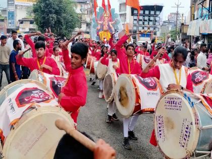 Ganesh Arrival Procession by Public Ganesh Mandals in Kolhapur | आठवडाभर आधीच श्रीगणेशा, कोल्हापुरात मंडळाच्या सोयीने मिरवणुका 