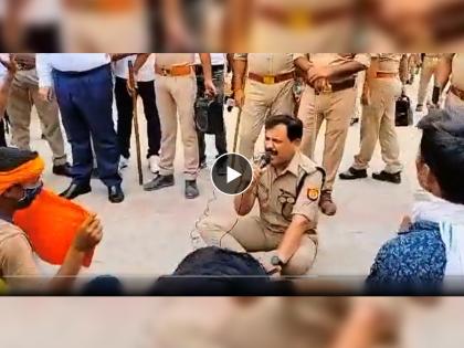 Agnipath Scheme protest against Modi Government in uttar pradesh amethi Police sp dinesh kumar singh video viral bharat mata ki jay | Agnipath scheme protest: पोलीस अधिकाऱ्याचा 'मास्टरस्ट्रोक'! आंदोलकांसमोर रस्त्याच्या मधोमध माईक घेऊन बसला आणि म्हणाला...