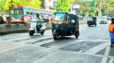 Road risky due to the spread of non-stop movement | अशास्त्रीय गतिरोधकांच्या भडिमारामुळे रस्ते धोकादायक