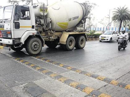 Who decides the location and height of speed breakers on roads pune latest news | रस्त्यांवरील स्पीड ब्रेकरची जागा, उंची ठरवतो कोण?