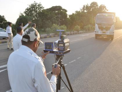 Police's eye on bypass through 'Speedgun'; Traffic Branch Exercise To Prevent Accident | बायपासवर पोलिसांची ‘स्पीडगन’नजर; अपघात टाळण्यासाठी वाहतूक शाखेची कसरत